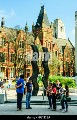 Studenten, die an "für die Kunst (Stelen 2014) eine Skulptur von Keith Wilson in Beech Grove Plaza an der Leeds University melden" Stockfoto