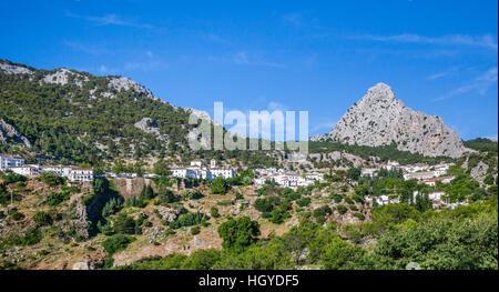 Spanien, Andalusien, Provinz Cádiz, die weiße Stadt von Grazalema mit Penon Grande rock Stockfoto