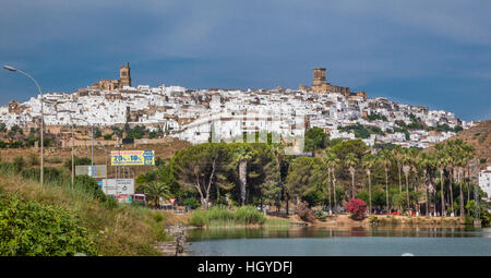 Spanien, Andalusien, Provinz Cádiz, Arcos De La Frontera auf einem Sandstein-Grat über den Rio Guadalete Stockfoto