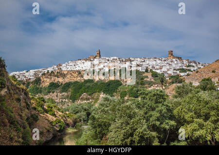 Spanien, Andalusien, Provinz Cádiz, Arcos De La Frontera auf einem Sandstein-Grat über den Rio Guadalete Stockfoto