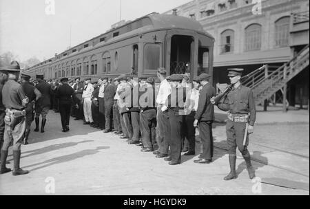 Deutsche Einwanderer in Vorbereitung für die Deportation im ersten Weltkrieg, Hoboken, New Jersey, USA, Bain News Service, 1918 Stockfoto