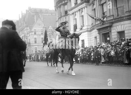 US-General John J. Pershing Grüßen auf dem Pferderücken, während die führenden Weltkriegs-Veteranen während der Parade, New York City, New York, USA, Bain News Service, 10. September 1919 Stockfoto