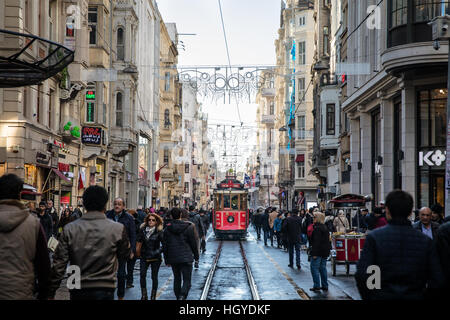 Die legendäre rote Straßenbahn auf Istiklal in Istanbul, Türkei. Stockfoto