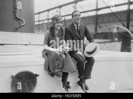 Schauspielerin Mary Pickford und Douglas Fairbanks der Schauspieler an Bord des Schiffs während der Flitterwochen, 1920 Stockfoto