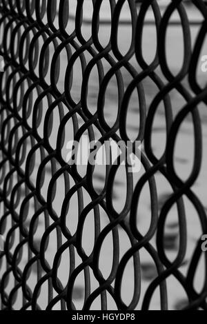 kettenglied zaun bambuslatten stahl galvanisierter kettenglied zaun brian mcguire stockfoto abstrakte schwarzweiß spiralen muster cg optische täuschung 3d kettenglied zaun bambuslatten stahl galvanisierter kettenglied zaun brian mcguire stockfoto abstrakte schwarzweiß spiralen muster cg optische täuschung 3d