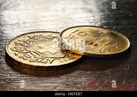 Schweizer Vreneli gold Münzen auf rustikalen hölzernen Hintergrund Stockfoto