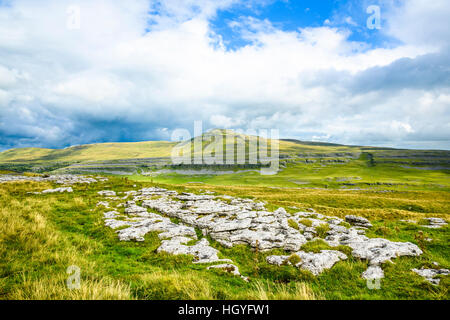 Kalkstein Pflaster Skalen Moor über Ingleton in den Yorkshire Dales National Park mit Blick auf Ingleborough Stockfoto