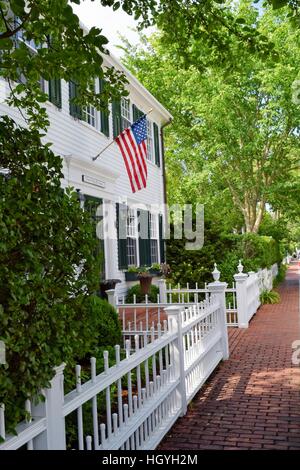 Alte traditionelle weiße Schindeln Neuengland kolonialen Hause auf Martha's Vineyard, Massachusetts, USA mit einer Fahne und Zaun außerhalb Stockfoto