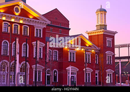 Berühmten The Legends Sportmuseum at Camden Yards in Baltimore bei Sonnenaufgang. Stockfoto