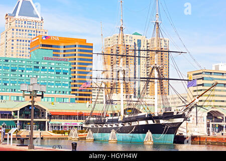 Konstellation U.S.S alle Segel Schiff angedockt am Pier von Inner Harbor Stockfoto