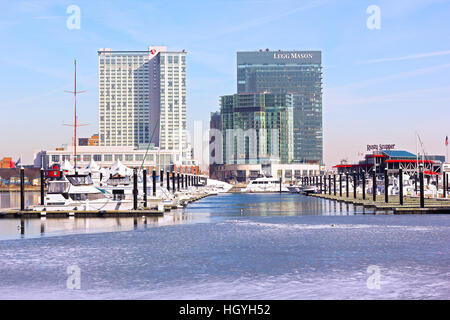 Die Skyline der Stadt von Inner Harbor im Winter in Baltimore, USA. Stockfoto