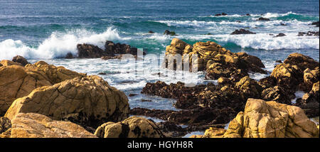 Schöne Landschaft am Ufer des Meeres, der Wellen und riesige Felsen Stockfoto
