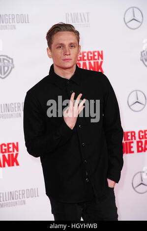 Welt-Premiere von "Vier Gegen Die Bank" am CineStar IMAX Sony Center am Potsdamer Platz.  Mitwirkende: Matthias Schweighöfer wo: Berlin, Deutschland bei: 13. Dezember 2016 Stockfoto