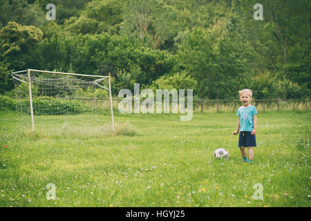 Jungen Fußball spielen auf dem Fußballplatz Stockfoto