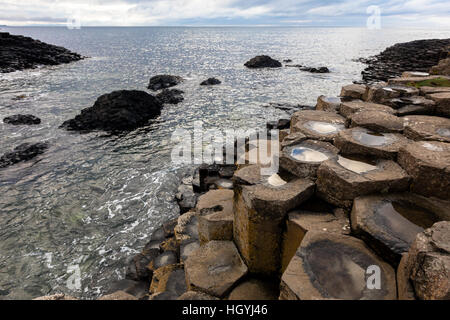 Der Giant's Causeway ist eine Fläche von ca. 40.000 ineinandergreifende Basaltsäulen, das Ergebnis einer alten vulkanischen Eruption. Stockfoto