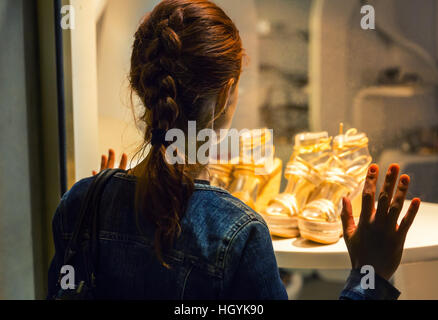 Jungen Schuhe Showcase Stockfoto