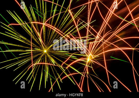 Grüne und rote Feuerwerk am Nachthimmel, Quebec, Kanada Stockfoto