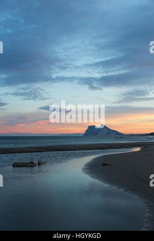 Blick auf den Felsen von Gibraltar und La Linea De La Concepcion von der Mittelmeerküste im Licht frühen Morgens gesehen Stockfoto