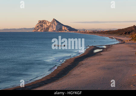 Blick auf den Felsen von Gibraltar und La Linea De La Concepcion von der Mittelmeerküste im Licht frühen Morgens gesehen Stockfoto