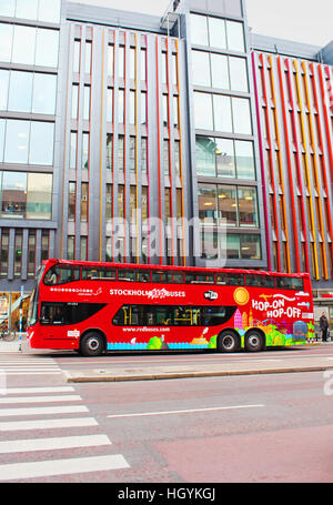 STOCKHOLM, Schweden - 17 Oktober: Stockholm Bus Touristic. Mit City Sightseeing Hop On - Hop Off die besten Sehenswürdigkeiten von Stockholm Stockfoto