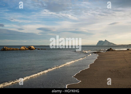 Blick auf den Felsen von Gibraltar und La Linea De La Concepcion von der Mittelmeerküste im Licht frühen Morgens gesehen Stockfoto