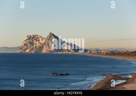 Blick auf den Felsen von Gibraltar und La Linea De La Concepcion von der Mittelmeerküste im Licht frühen Morgens gesehen Stockfoto