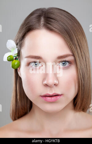 Schöne Brünette Frau mit einer weißen Blume im Haar Stockfoto