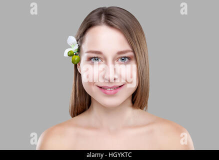 Schöne Brünette Frau mit einer weißen Blume im Haar Stockfoto