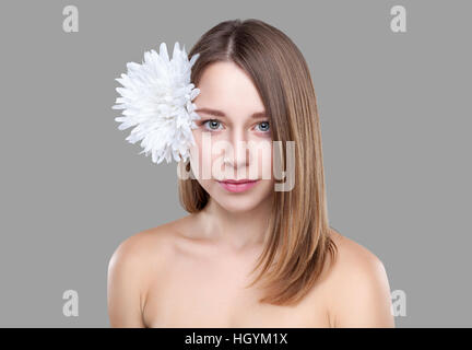 Schöne Brünette Frau mit einer weißen Blume im Haar Stockfoto