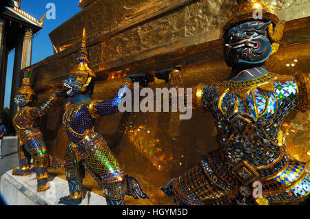 Statuen von Yaksha goldene Chedi Wat Phra Kaeo Tempel Bangkok Thailand Asien Stockfoto