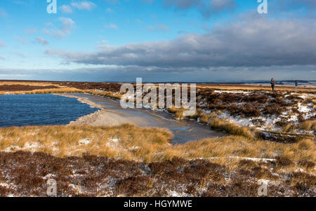 Ilkley Moor, West Yorkshire, Großbritannien. 13. Januar 2017.  Walker Uhren Schnee häuften sich auf der Oberfläche der High Lanshaw Dam, zu windig zufrieren. Rebecca Cole/Alamy Live-Nachrichten Stockfoto