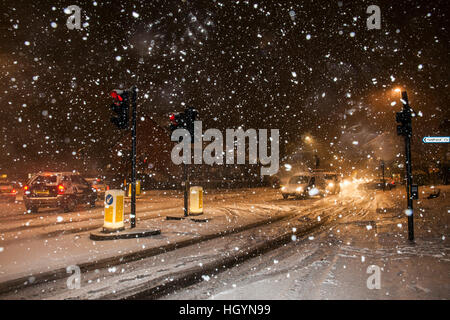 Biggin Hill, Bromley, London, England, Vereinigtes Königreich. 12. Januar 2017. Verkehr kommt zum Stillstand, während einer schweren Schneesturm. © Tony Watson/Alamy Live-Nachrichten Stockfoto