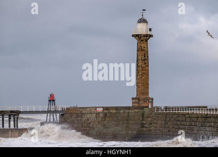 Großbritannien Wetter. Whitby, North Yorkshire, UK. 13. Januar 2017. Raue See brechen über die schützende Piers Whitby Hafen verursacht durch starke Winde in Nordost-England. Copyright Ian Wray Stockfoto