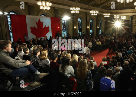 Kingston, Ontario, Kanada. 12. Januar 2017. Premierminister Justin Trudeau spricht bei einer Bürgerversammlung in der Memorial Hall im Rathaus in Kingston, Ontario, am 12. Januar 2017. © Lars Hagberg/ZUMA Draht/Alamy Live-Nachrichten Stockfoto