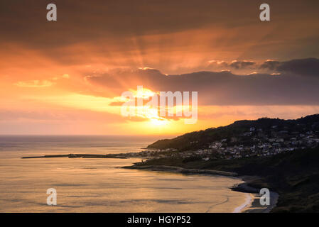 Lyme Regis, Dorset, UK. 13. Januar 2017. Großbritannien Wetter. Dramatische Sonnenstrahlen über den Badeort Lyme Regis während des Sonnenuntergangs an der Küste von Dorset Jurassic aus betrachtet die Klippen von Charmouth. Bild © Graham Hunt/Alamy Live-Nachrichten Stockfoto