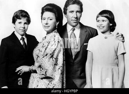 Datei. 13. Januar 2017. ANTONY CHARLES ROBERT ARMSTRONG-JONES, 1. Earl of Snowdon (7. März 1930 - 13. Januar 2017), allgemein bekannt als Lord Snowdon, war ein englischer Fotograf und Filmemacher. Er heiratete Prinzessin Margaret, jüngere Tochter des Königs George VI und jüngere Schwester von Königin Elizabeth II. Lord Snowdon starb friedlich in seinem Haus. Im Bild: Prinzessin Margaret und Lord Snowdon mit ihren Kindern David, Viscount Linley (Alter 12) und Lady Sarah Armstrong Jones (10 Jahre) 02.05.1974. © Globus Photos/ZUMAPRESS.com/Alamy Live-Nachrichten Stockfoto