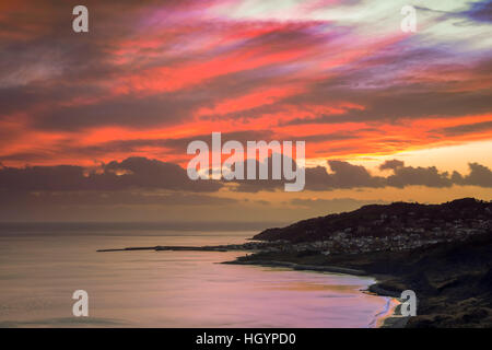 Lyme Regis, Dorset, UK.   13. Januar 2017.  Großbritannien Wetter.  Eine dramatische Abendrot über den Badeort Lyme Regis an der Jurassic Küste von Dorset aus betrachtet die Klippen von Charmouth.  Bild: Graham Hunt/Alamy Live-Nachrichten. Stockfoto