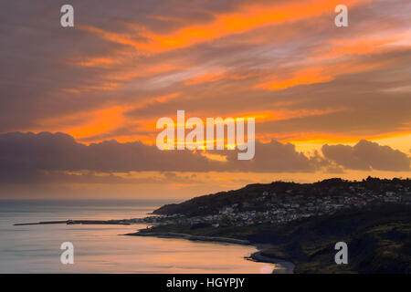 Lyme Regis, Dorset, UK.   13. Januar 2017.  Großbritannien Wetter.  Ein dramatischer Sonnenuntergang über den Badeort Lyme Regis an der Küste von Dorset Jurassic aus betrachtet die Klippen von Charmouth.  Bild: Graham Hunt/Alamy Live-Nachrichten. Stockfoto