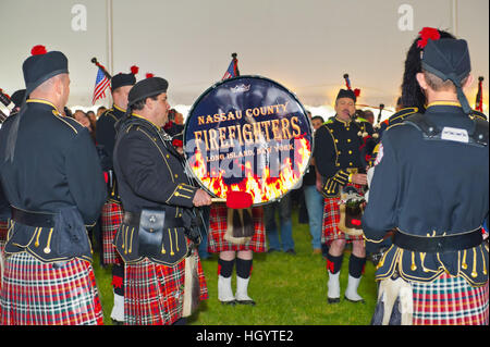 East Meadow, New York, USA. 31. März 2012. East Meadow, New York, USA. 31. März 2012. Nassau County Fireflghters Pipes & Drums führen bei Ray Pfeifer in East Meadow Feuerwehrleute wohlwollenden Hall, Long Island. UPDATE: Der 58. Eröffnungskomitee Liste veröffentlicht, die die Band als einer der 3 New York Marschkapellen und 40 Gruppen, die insgesamt in der Presidential Inaugural-Parade am 20. Januar 2017, in Washington, DC enthalten. © Ann Parry/ZUMA Draht/Alamy Live-Nachrichten Stockfoto