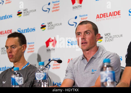 Adelaide, Australien. 7. Januar 2017. Medienkonferenz mit (R-L) Simon Gerrans (ORICA-SCOTT), Richie Porte (BMC Racing Team), Tour Down Under, Australien.  © Gary Francis/ZUMA Draht/Alamy Live-Nachrichten Stockfoto