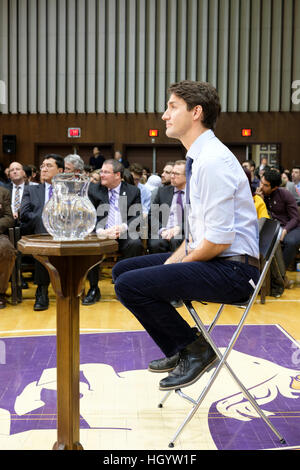 London, Ontario, Kanada, 13. Januar 2017. Justin Trudeau, Premierminister von Kanada, hört auf eine Frage in ein Rathaus Q&A in der Alumni Hall of London University of Western Ontario. London war einer seiner Stationen als Teil seiner Langlauf-Tour. Bildnachweis: Rubens Alarcon/Alamy Live-Nachrichten Stockfoto