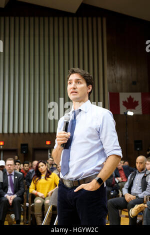 London, Ontario, Kanada, 13. Januar 2017. Justin Trudeau, Premierminister von Kanada, beteiligt sich an einem Rathaus Q&A in der Alumni Hall of London University of Western Ontario. London war einer seiner Stationen als Teil seiner Langlauf-Tour. Bildnachweis: Rubens Alarcon/Alamy Live-Nachrichten Stockfoto