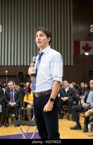 London, Ontario, Kanada, 13. Januar 2017. Justin Trudeau, Premierminister von Kanada, beteiligt sich an einem Rathaus Q&A in der Alumni Hall of London University of Western Ontario. London war einer seiner Stationen als Teil seiner Langlauf-Tour. Bildnachweis: Rubens Alarcon/Alamy Live-Nachrichten Stockfoto