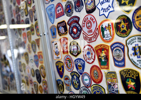 Quecksilber, Nevada, USA. 20. April 2016. Einige der Hunderte von Agentur-Patches werden bei der Terrorismusbekämpfung Betriebsunterstützung Schulungseinrichtung auf der Nevada National Security Site auf Mittwoch, 20. April 2016 in Quecksilber angezeigt. Fast 180.000 Ersthelfer vom ganzen Land wurden ausgebildet, um Suche nach radioaktiven Quellen und Gewusst wie: bereinigen nach einem nuklearen Ereignis seit 1998. © David Becker/ZUMA Draht/Alamy Live-Nachrichten Stockfoto