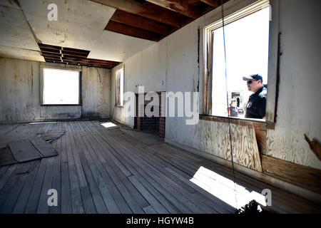 Quecksilber, Nevada, USA. 20. April 2016. Keith Weber von der Greenwood Forest, N.J. Fire Company, schaut in eines der verbleibenden Strukturen des '' Survival Town'' in Area 1 auf der Nevada National Security Site auf Mittwoch, 20. April 2016. Das Gebäude, eine von vielen gegründet 1955, war es, testen Sie verschiedene Gebäudetypen Bau in einer nuklearen Explosion. © David Becker/ZUMA Draht/Alamy Live-Nachrichten Stockfoto