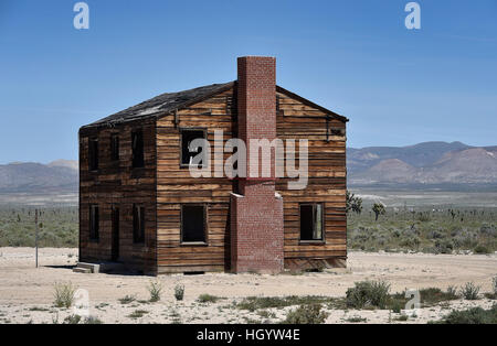 Quecksilber, Nevada, USA. 20. April 2016. Eines der verbleibenden Strukturen des '' Survival Town'' wird auf Mittwoch, 20. April 2016 in Area 1 auf der Nevada National Security Site gesehen. Das Gebäude, eine von vielen gegründet 1955, war es, testen Sie verschiedene Gebäudetypen Bau in einer nuklearen Explosion. © David Becker/ZUMA Draht/Alamy Live-Nachrichten Stockfoto