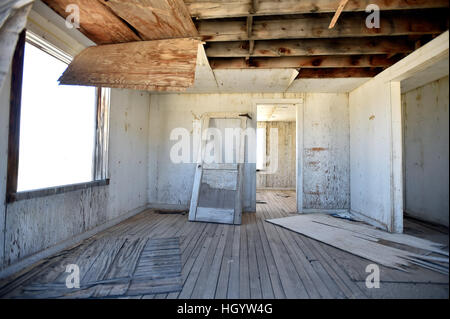 Quecksilber, Nevada, USA. 20. April 2016. Das Innere eines der verbleibenden Strukturen des '' Survival Town'' sieht in Area 1 auf der Nevada National Security Site Mittwoch, 20. April 2016. Das Gebäude, eine von vielen gegründet 1955, war es, testen Sie verschiedene Gebäudetypen Bau in einer nuklearen Explosion. © David Becker/ZUMA Draht/Alamy Live-Nachrichten Stockfoto