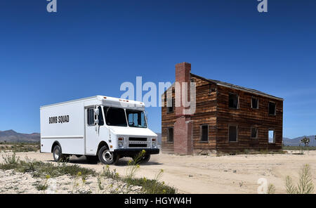 Quecksilber, Nevada, USA. 20. April 2016. Ein Fahrzeug fährt durch eines der verbleibenden Strukturen des '' Survival Town'' ist in Area 1 auf der Nevada National Security Site am Mittwoch, 20. April 2016 zu sehen. Das Gebäude, eine von vielen gegründet 1955, war es, testen Sie verschiedene Gebäudetypen Bau in einer nuklearen Explosion. © David Becker/ZUMA Draht/Alamy Live-Nachrichten Stockfoto