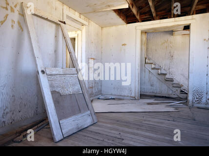 Quecksilber, Nevada, USA. 20. April 2016. Das Innere eines der verbleibenden Strukturen des '' Survival Town'' wird auf Mittwoch, 20. April 2016 in Area 1 auf der Nevada National Security Site gesehen. Das Gebäude, eine von vielen gegründet 1955, war es, testen Sie verschiedene Gebäudetypen Bau in einer nuklearen Explosion. © David Becker/ZUMA Draht/Alamy Live-Nachrichten Stockfoto