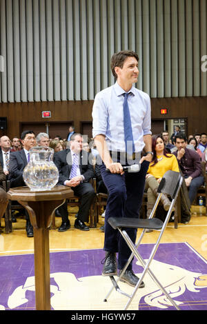 London, Ontario, Kanada, 13. Januar 2017. Justin Trudeau, Premierminister von Kanada, beteiligt sich an einem Rathaus Q&A in der Alumni Hall of London University of Western Ontario. London war einer seiner Stationen als Teil seiner Langlauf-Tour. Bildnachweis: Rubens Alarcon/Alamy Live-Nachrichten Stockfoto